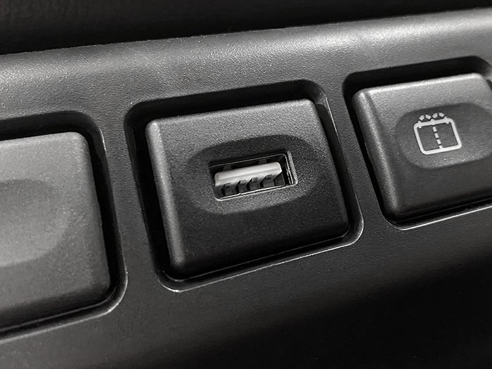 Land Rover Usb Socket – Defender Td5 / 2.4 / 2.2 (+3 more)