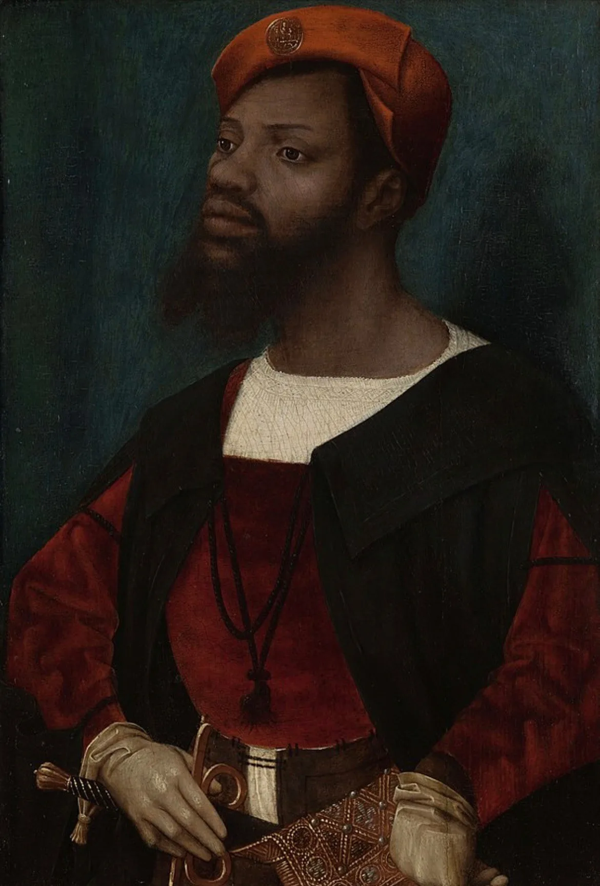 Portrait en buste d'un homme noir barbu, coiffé d'un chapeau orné d'un insigne, la main sur la garde d'une épée.