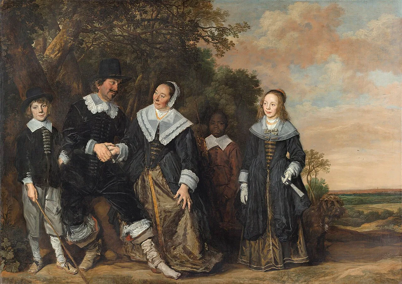 Famille en vêtements sombres posant dans un paysage ; parmi eux, un enfant noir regarde vers le spectateur.