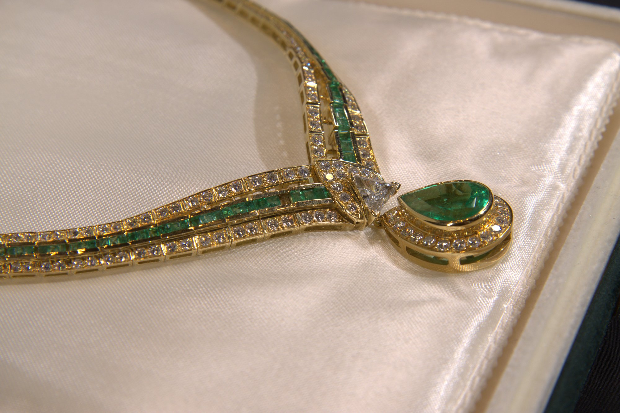 Diamond and Emerald Necklace in 18K Gold
