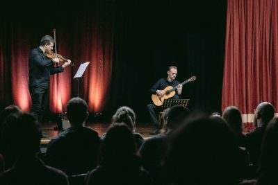 Turnê do Duo Girardello & Pofahl traz concerto gratuito de música no Museu da Escola Catarinense