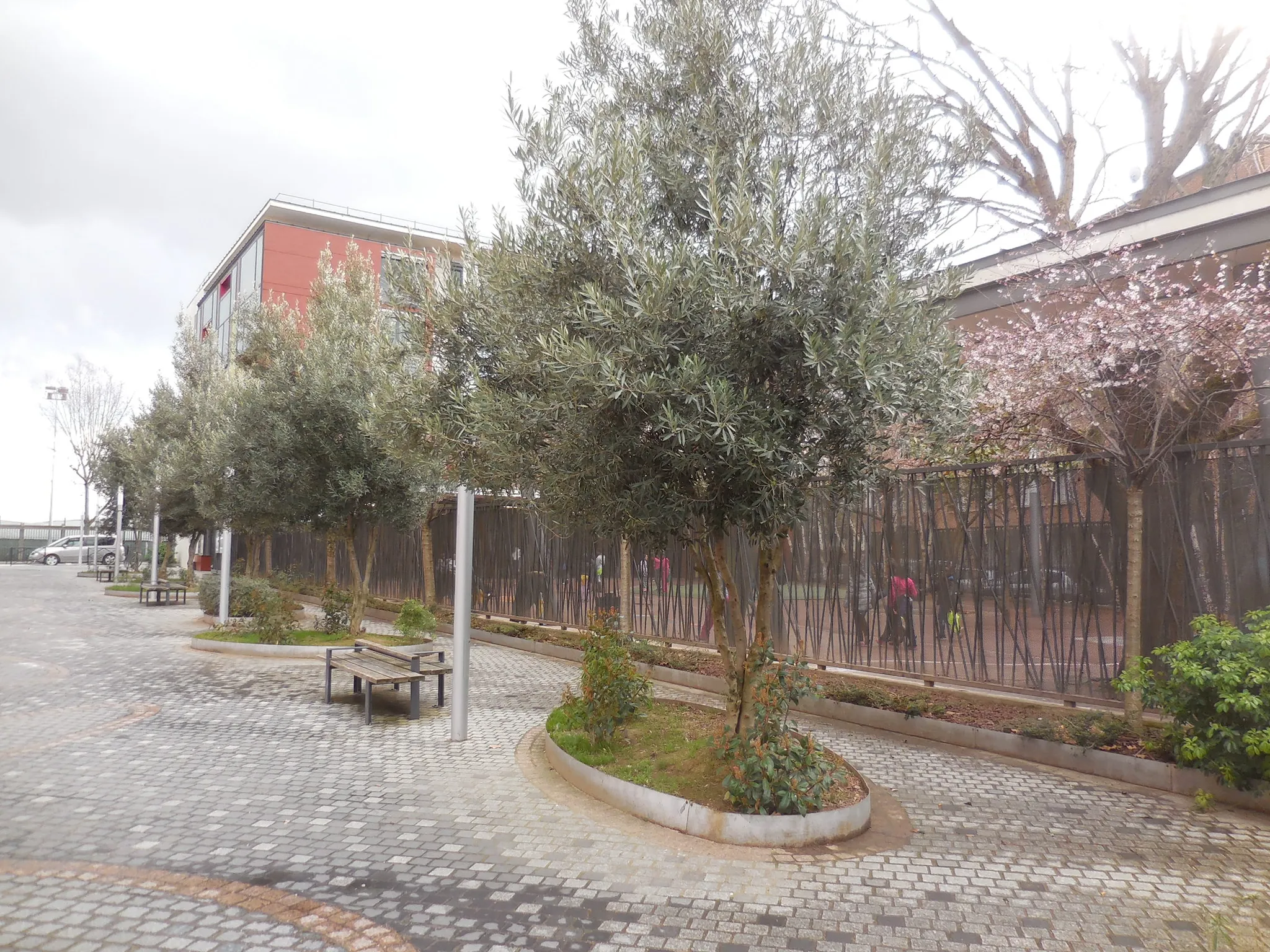 Parvis de l'école Toussaint Louverture à Clichy