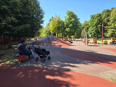 Parc Jean-Baptiste Lebas à Lille, vêtu tout de rouge