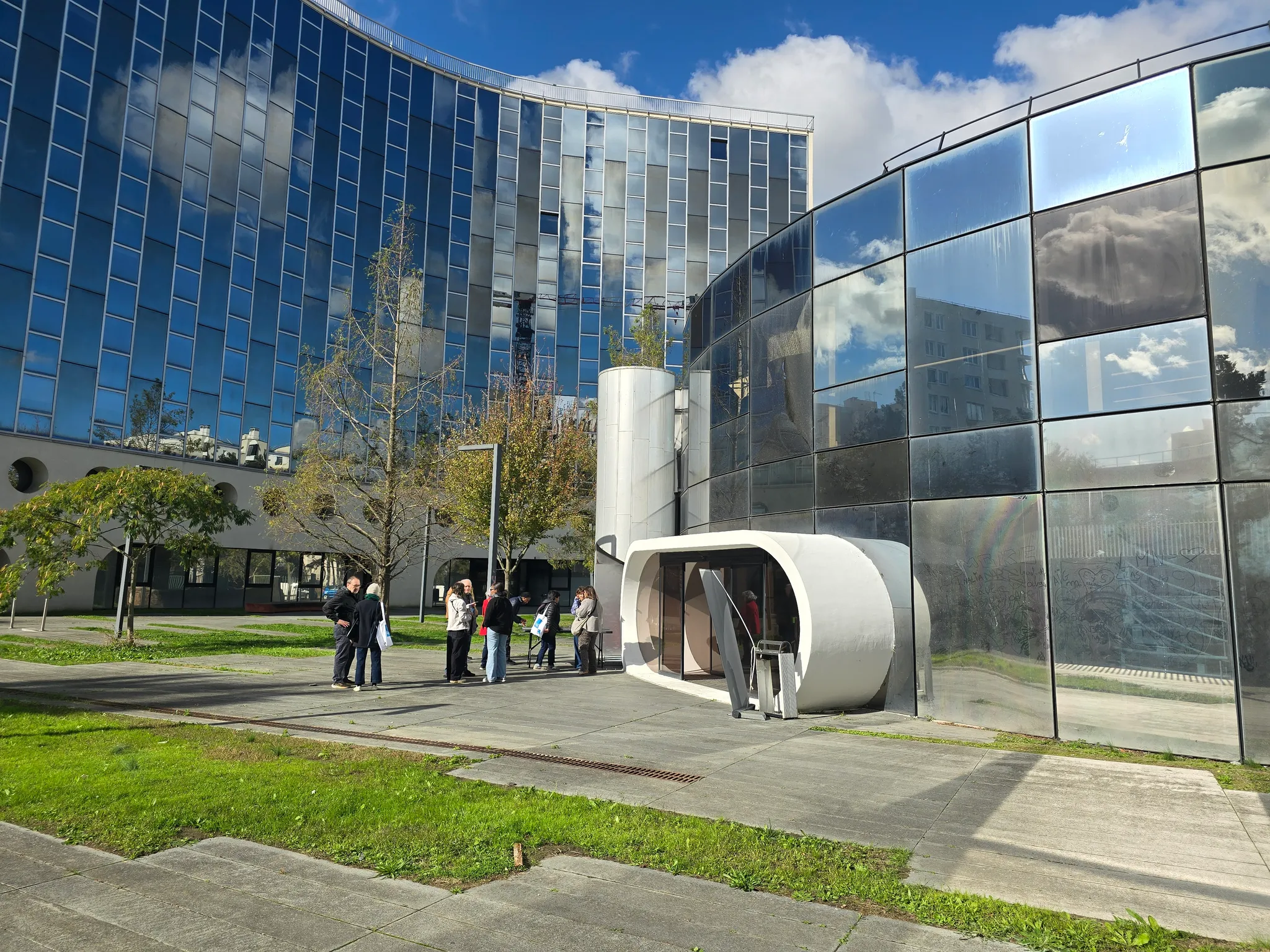 Rotonde d'Oscar Niemeyer à Fontenay-sous-bois, mutation d'immeubles de bureaux en logements