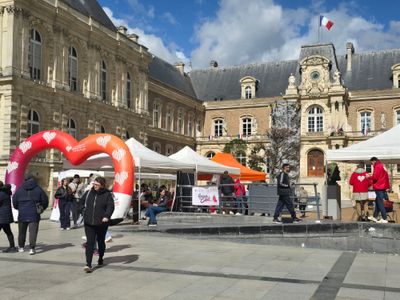 place de l'Hôtel de Ville d'Amiens en briques rouges