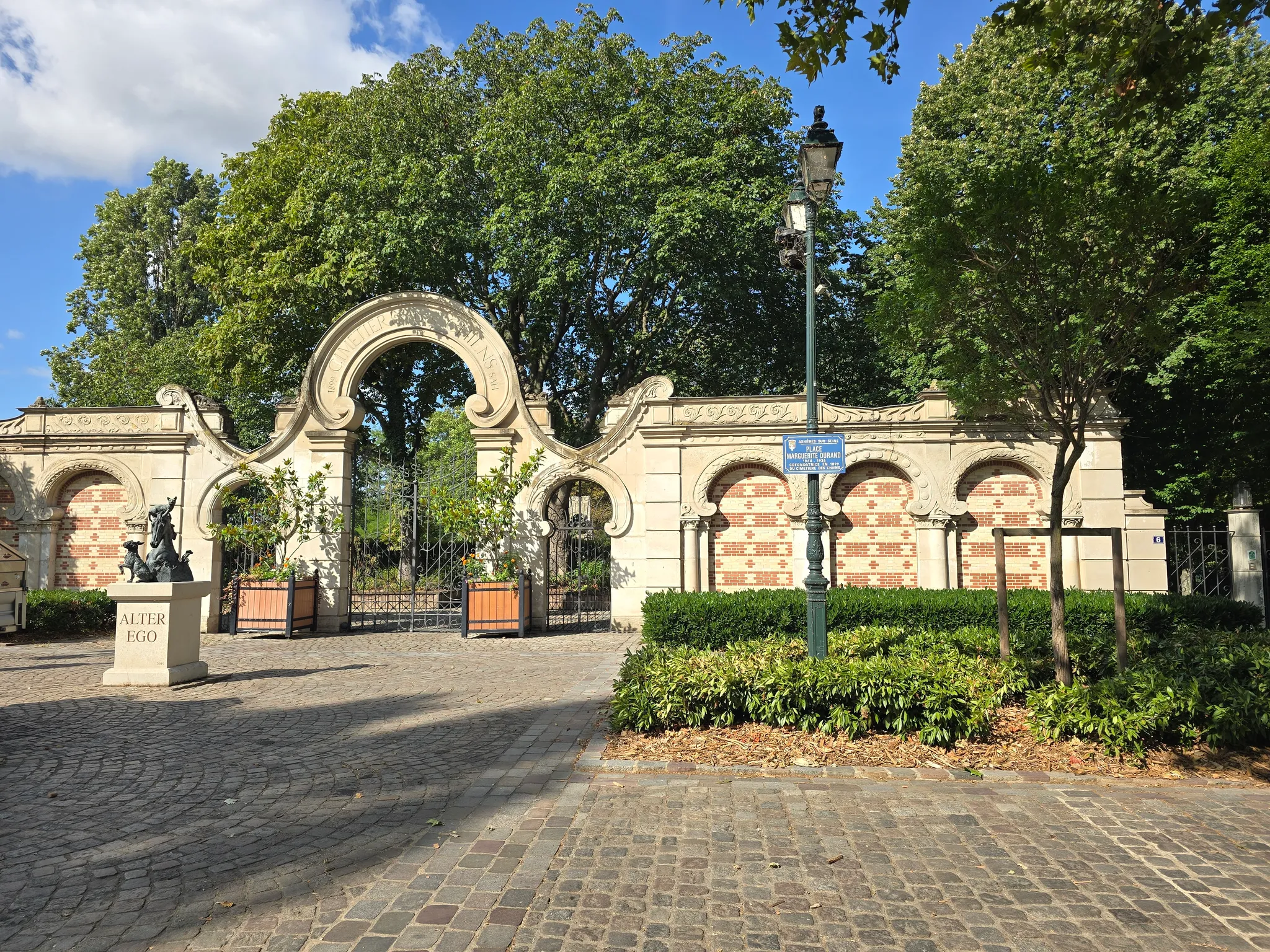 Cimetière des Chiens à Asnières-sur-Seine sur le pont de Clichy