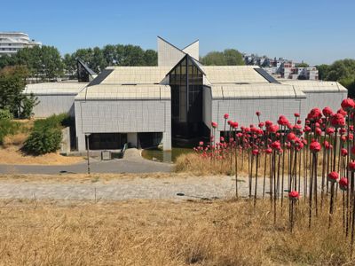 Musée d'art contemporain à Dunkerque dan un parc de sculptures