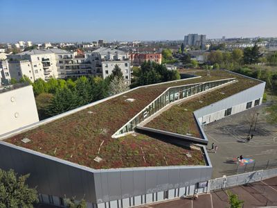 Toiture végétalisée de l'école Louis Blériot au Bourget