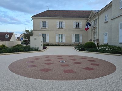 Square en centre ville du Mesnil-Amelot