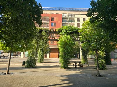 Avenue de la Méditérrannée à Nïmes, large mail piéton avec coursier d'eau et pergola