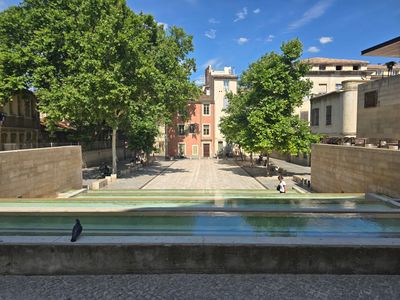 place du Chapitre à Nîmes, belle place minérale bordée de platanes et jeux de fontaines