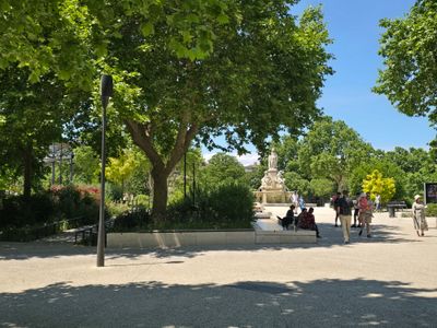 promenade du square Feuchères à Nîmes, liaison entre la gare et le centre-ville