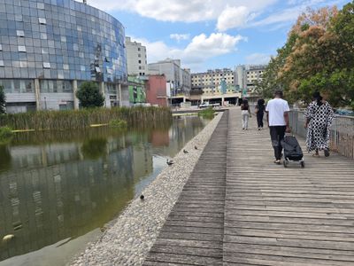 Jardin du SK et esplanade en miroir d'eau connexe à Noisy-le-Grand