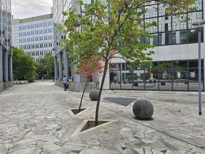 cour d'immeubles de bureaux à Noisy-le-Grand