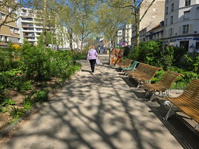 boulevard de Charonne avec travée centrale aménagée, partiellement végétalisé et avec parcours sportif