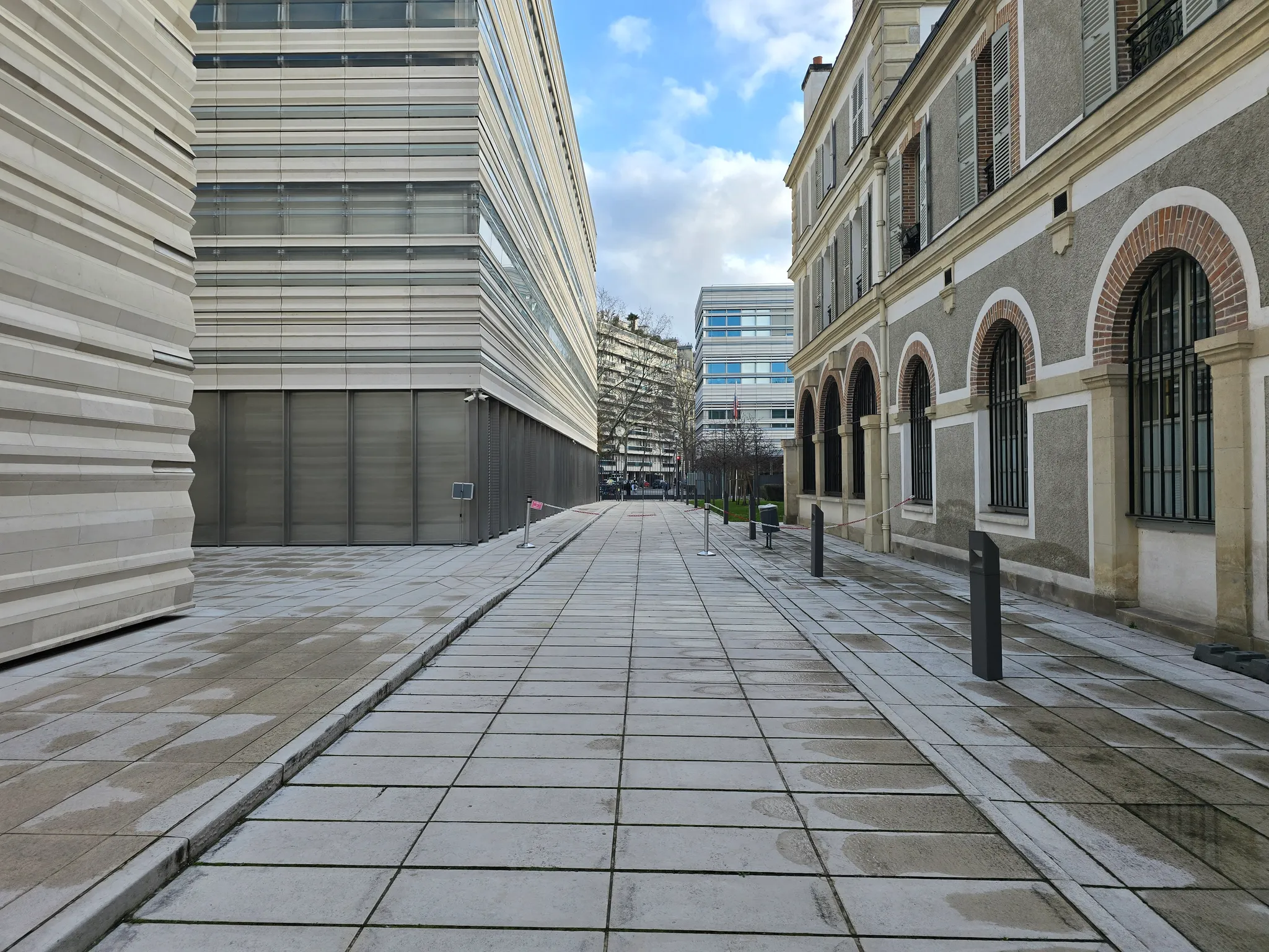 espaces extérieurs de la Cathédrale de la Sainte-Trinité