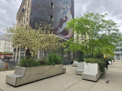 Dalle aménagée devant la fondation Pernod Ricard