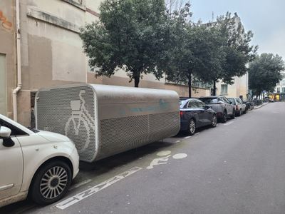 Vélobox sur stationnement rue Candie à Paris