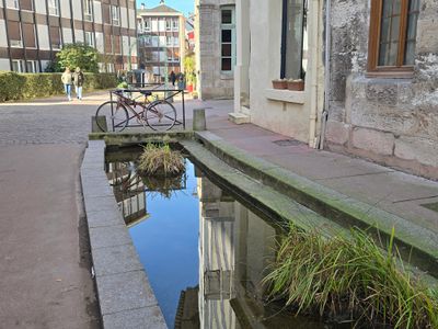Canal artificiel le long de la rue piétonne, rue Eau de Robec à Rouen