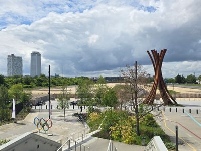 Espaces extérieurs du centre aquatique olympique à Saint-Denis, relié au stade de France par une passerelle