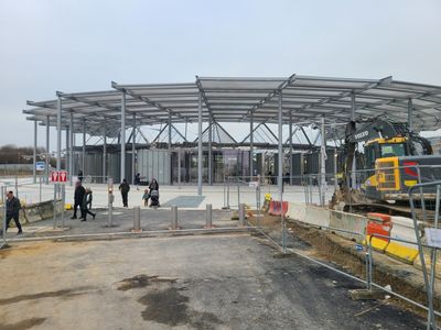 Parvis de la gare de la ligne 14 à Villejuif, la gare Gustave Roussy