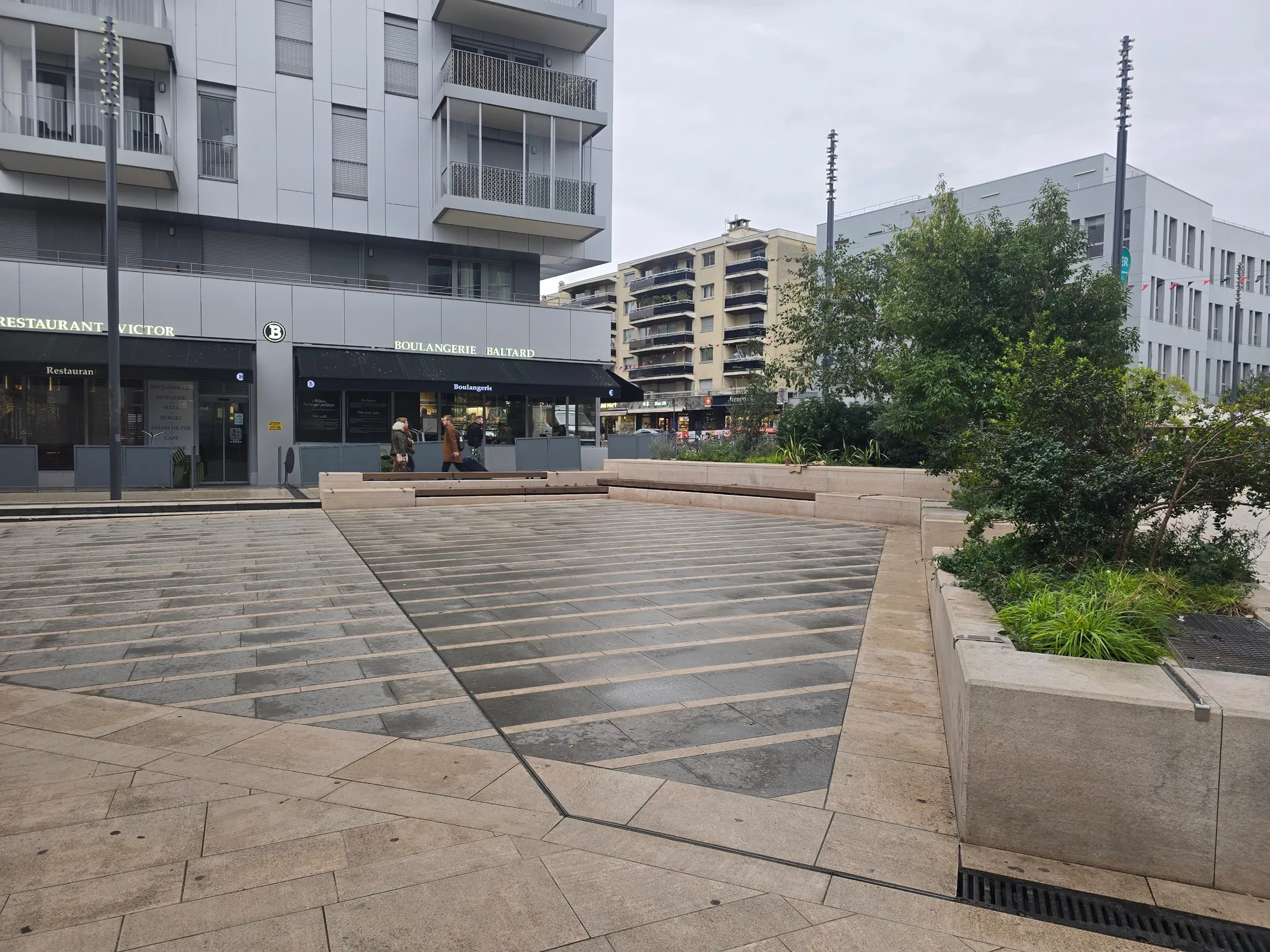 Gare de Nogent-sur-Marne et sente piétonne qui mène au Pavillon Baltard