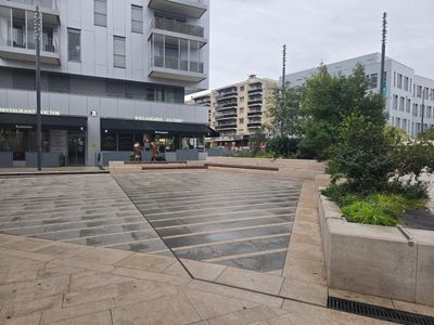 Gare de Nogent-sur-Marne et sente piétonne qui mène au Pavillon Baltard