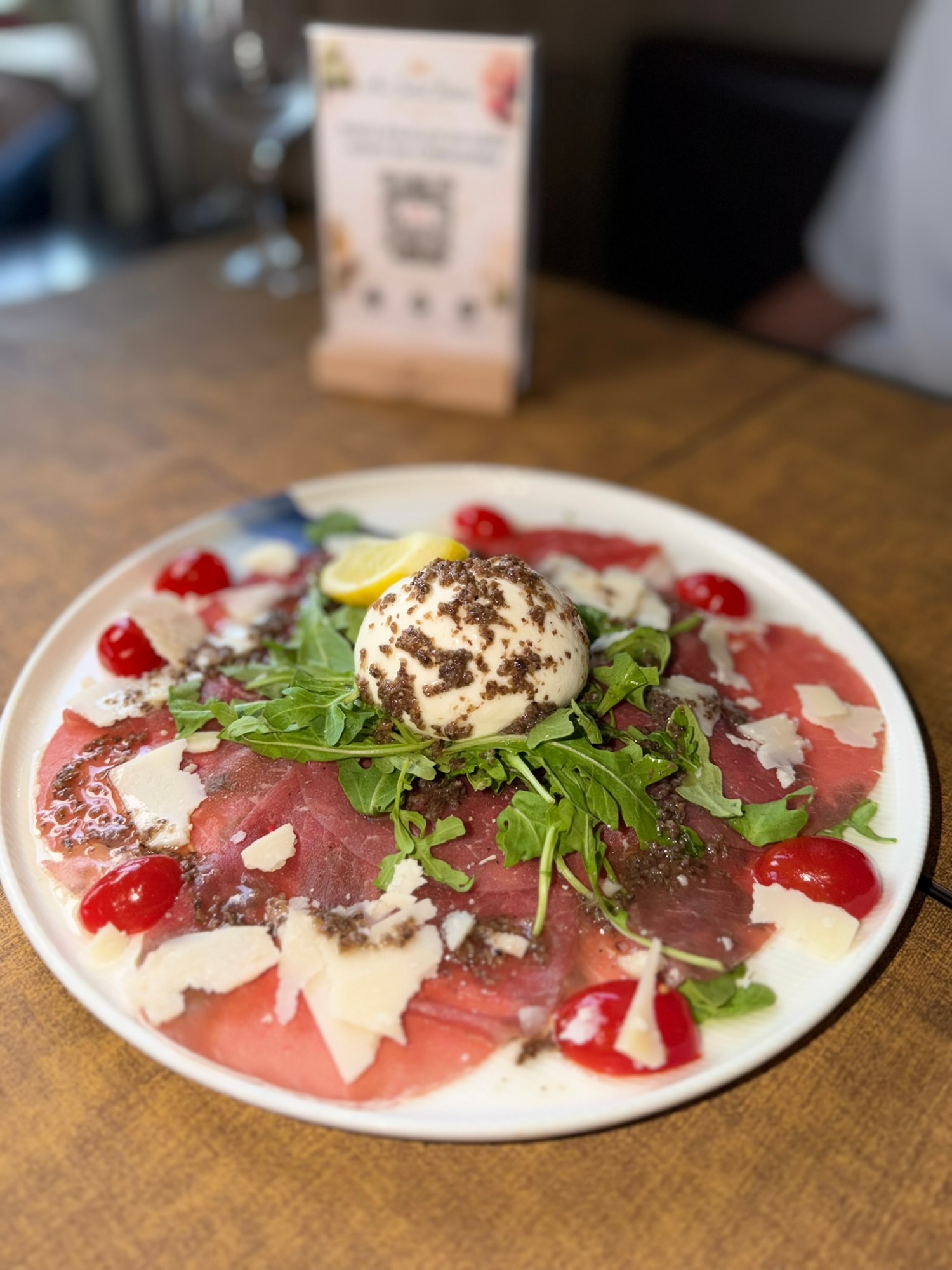 Carpaccio de Boeuf et Burrata à l'huile truffée